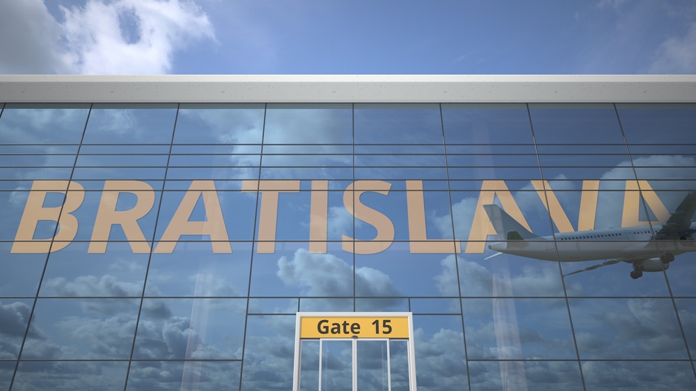 Bratislava,Text,Revealed,With,Landing,Airplane,On,Airport,Building,3d Pristávajúce lietadlo nad letiskovou budovou s nápisom Bratislava, taxi Bratislava Viedeň