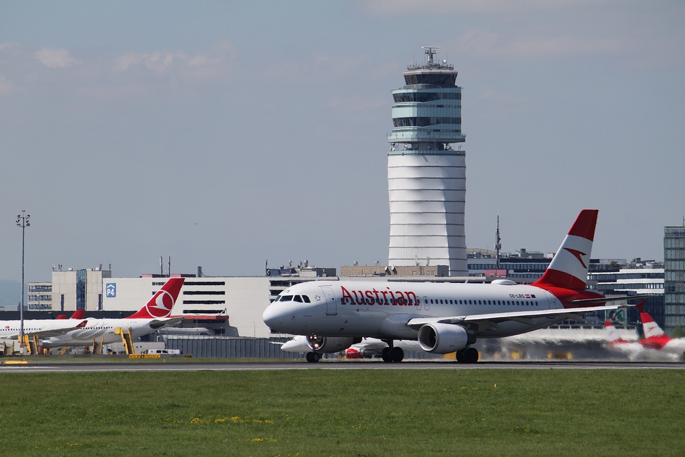 Schwechat,,Lower,Austria,-,April,20,,2025:,Austrian,Airlines,Oe-lbs