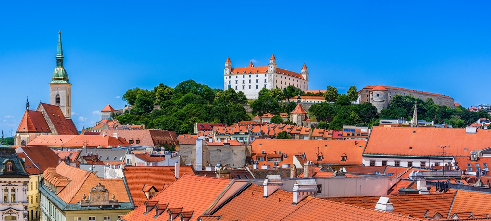 Bratislava,,Slovakia:,Panoramic,Rooftop,View,Of,Bratislava,Castle,,The,Cathedral Panoramatický výhľad na Bratislavský hrad a katedrálu, cieľ jazdy taxi z Viedne do Bratislavy